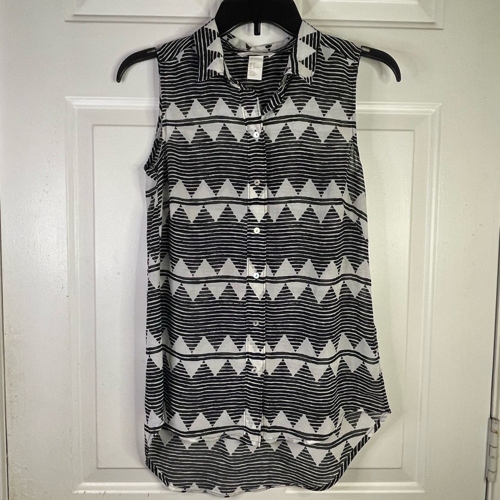 H & M sleeveless patten button‎ Down blouse in black and white.